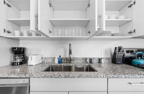 Little Italy Apartment | Clinic & CWRU 2BR | Balcony + Parking, 24/7 GYM