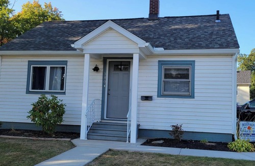 Conneaut House | Close to entrance to township park, Lake Erie, boat docks