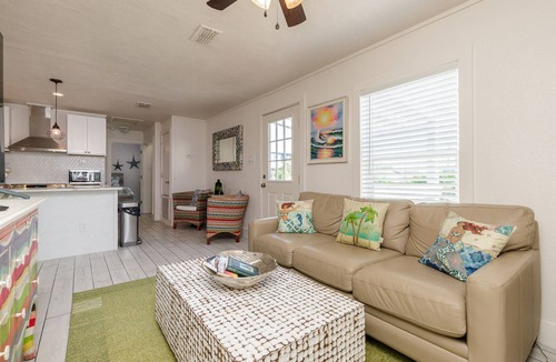 Port Aransas House | Coastal Cool-2/2, Close to the Beach! Private HEATED Pool