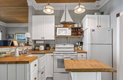 Yarmouth House | Coastal Cottage on Cousins Island: Oceanfront Getaway