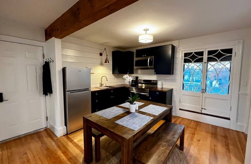 Pond Cove Apartment | Coastal Farmhouse vibe, walk to restaurants,shops & beach, 7 Minutes to Portland