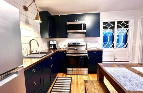 Pond Cove Apartment | Coastal Farmhouse vibe, walk to restaurants,shops & beach, 7 Minutes to Portland