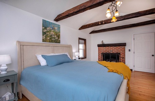 Wiscasset House | Coastal Maine Cozy Farmhouse for Family Vacations & Wedding Ceremonies
