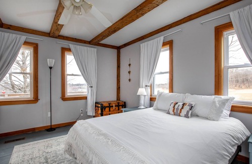 Wiscasset House | Coastal Maine Cozy Farmhouse for Family Vacations & Wedding Ceremonies