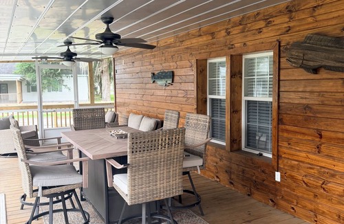 Shellman Bluff House | Coastal Retreat one block from boat lift and Hunter's Cafe