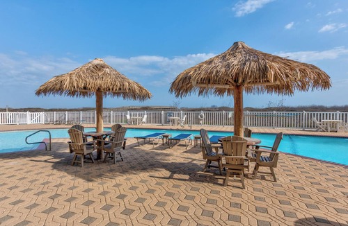 Port Aransas Condo | Coastal Retreat with Pool & Beach Access