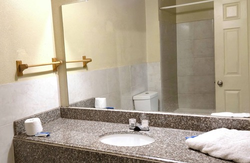 Dallas Hotel | Cole Manor Motel By Oyo Love Field Market Center