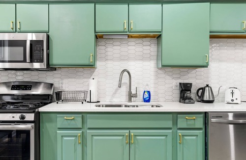 Oakland House | Colorful 5BR 3BA in Oakland, near Pitt & CMU