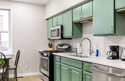 Oakland House | Colorful 5BR 3BA in Oakland, near Pitt & CMU