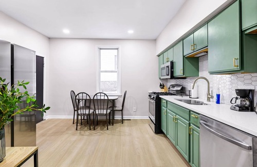 Oakland House | Colorful 5BR 3BA in Oakland, near Pitt & CMU