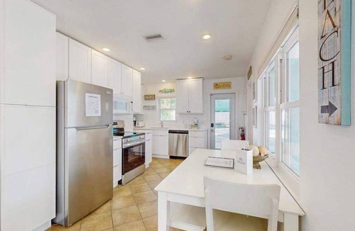 Anna Maria Cabin | Colorful beach cottage w heated private pool & grill area - dog-friendly