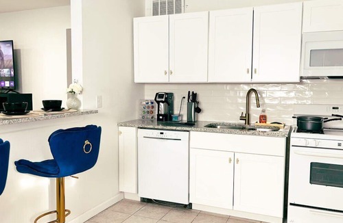 Sunrise Acres House | Colorful Relaxation Modern Family Friendly-3 days