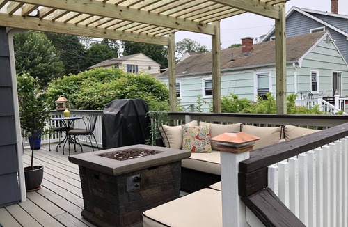 Snug Harbor Cottage | Come relax by the beach!