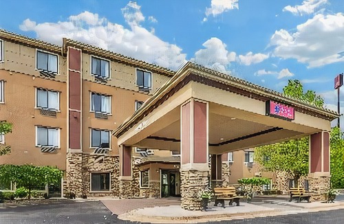 Comstock Park Hotel | Comfort Suites Grand Rapids North