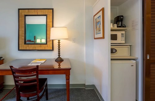 Ala Moana House | Comfort and Convenience! 3 Comfortable Units, Pool, Pets Allowed