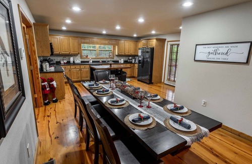 Blairsville Cabin | Comfort and Luxury at its best, Hot Tub 1 Dog. New Property