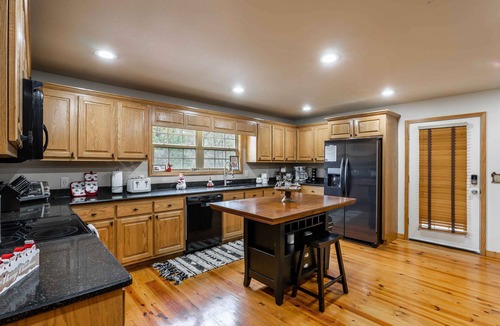 Blairsville Cabin | Comfort and Luxury at its best, Hot Tub 1 Dog. New Property