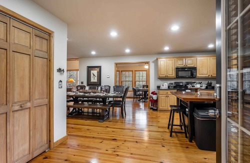 Blairsville Cabin | Comfort and Luxury at its best, Hot Tub 1 Dog. New Property