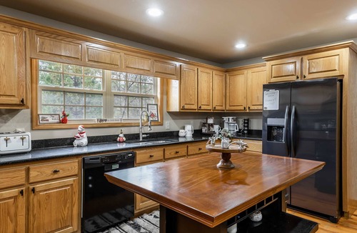 Blairsville Cabin | Comfort and Luxury at its best, Hot Tub 1 Dog. New Property