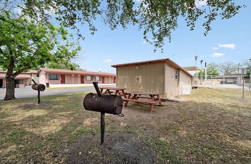 Beeville House | Comfort Meets Affordability! 2 Comfortable Units, Parking, Near Flournoy Park