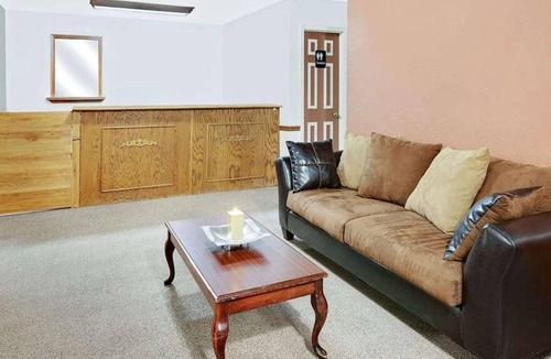 Muskogee House | Comfort Meets Affordability in Knights Inn Muskogee! 3 Great Units, Free Parking