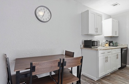 South Arlington Apartment | Comfortable 1BR townhome with full kitchen