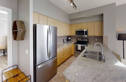 Downtown Toronto Apartment | Comfortable 2-BR Condo in DT Toronto