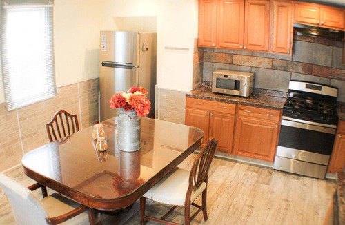 Bloomfield Apartment | Comfortable Apartment – Pittsburgh's Little Italy!