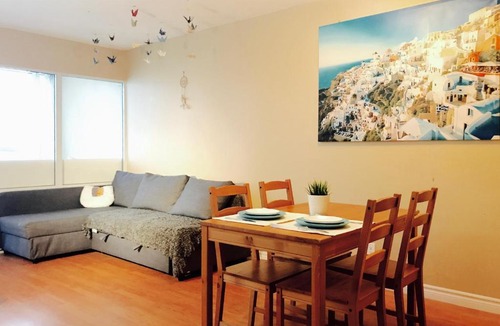 Bay Street Corridor Apartment | Comfortable Downtown Apartment