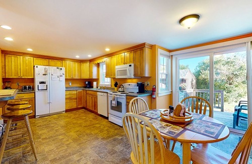 Rockland Cottage | Comfortable home near the beach - dog-friendly - full kitchen & washer/dryer