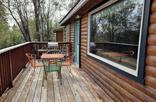 McCarthy Cabin | Comfortable Log Cabin with Stunning Views and a Private Deck in McCarthy, Alaska
