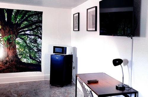 Davis House | Comfortable, modern room with 2 Queen Beds