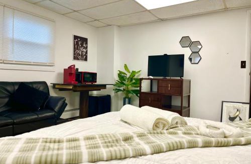 Town of Union House | Comfortable Room BU, UHS, Lourdes, Queen Bed