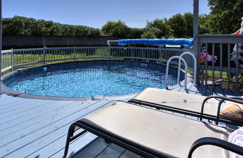 Rideau Heights Apartment | Comfy and Relaxing 2 Bedroom with Pool and Hot Tub