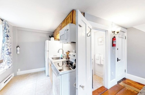 Castine House | Comfy Downtown Getaway w/Full Kitchen - Close to the Beach