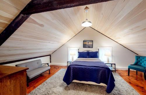 Castine House | Comfy Downtown Getaway w/Full Kitchen - Close to the Beach