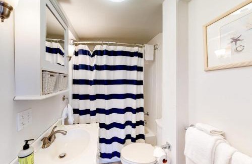 Castine House | Comfy Downtown Getaway w/Full Kitchen - Close to the Beach