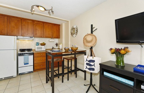 Waikiki Condo | Comfy Studio with AC, FREE Parking & Wi-Fi, Pool & BBQ Area! Close to Beach!