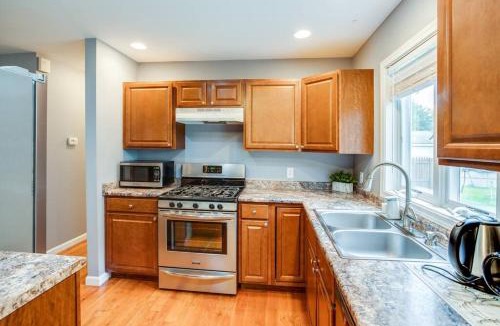 Gates-North Gates House | Comfy Suburb Home with King Beds by Arpt Dwnt UofR