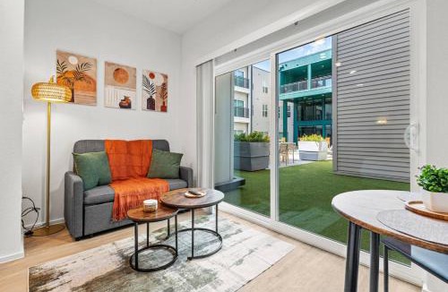 Oak Cliff Apartment | Comfy Suite Bishop Arts Gym, Yoga and Game Rooms