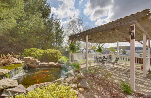 New Kensington Apartment | Conference Center & Pond: New Kensington Apartment