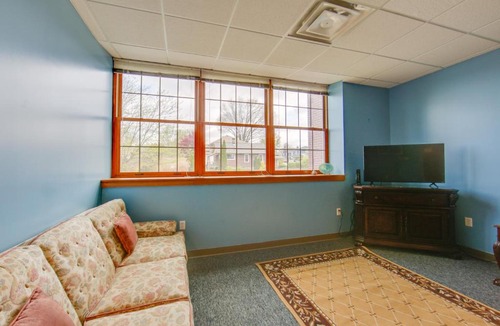 New Kensington Apartment | Conference Center & Pond: New Kensington Apartment