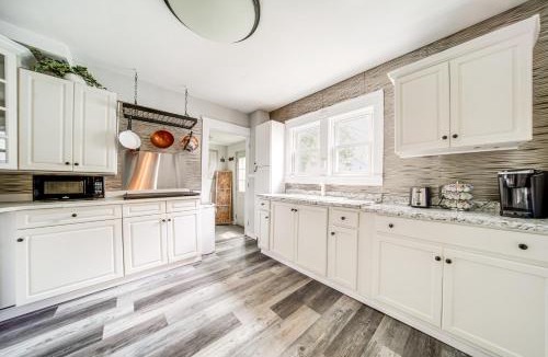 Conneaut House | Conneaut Vacation Rental w/Deck Near Lake Erie!