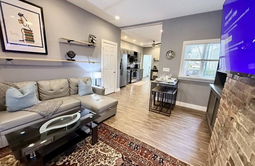 South Side Slopes House | Convenient 1 BR close southside
