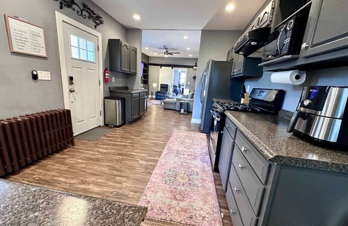 South Side Slopes House | Convenient 1 BR close southside