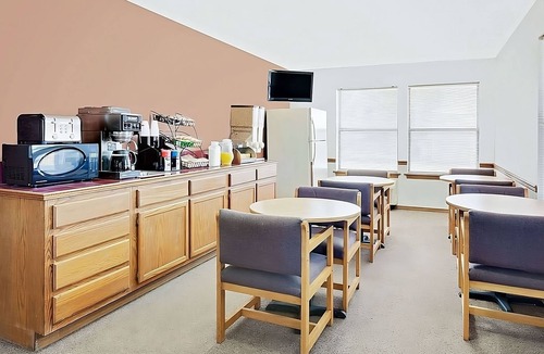 Muskogee Hotel | Convenient Stay in Knights Inn Muskogee! 3 Comfortable Units, Pets Allowed