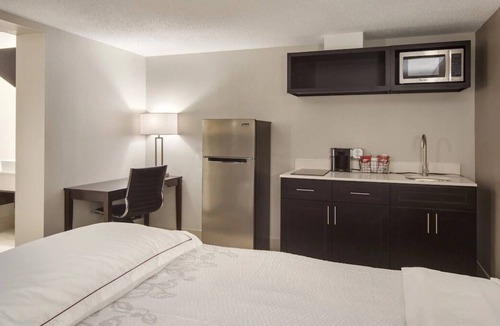 Erie House | Convenient Stay in Pennsylvania! Free Parking, Pets Allowed