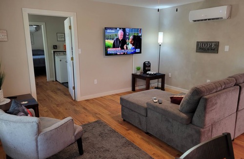 Dinero Cabin | Coopers Retreat Cabin on two acres with Hottub, sleeps 4 - Mathis TX