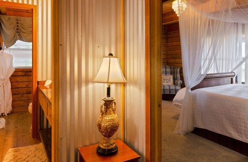 Tyler Cabin | Cora's Main Log Cabin 2 Bedroom Cabin
