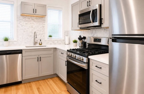 Corn Hill House | Cornhill Apt w FreeParking Kitchen W+D